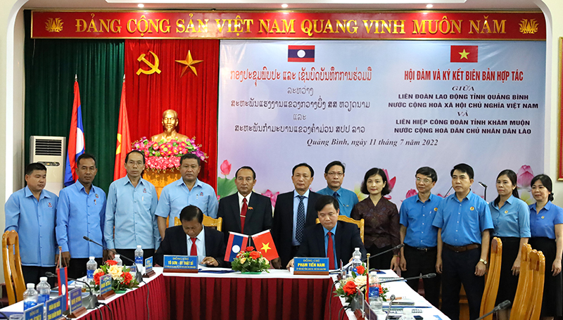Lãnh đạo LĐLĐ tỉnh Quảng Bình và LHCĐ tỉnh Khăm Muộn ký kết biên bản hội đàm.