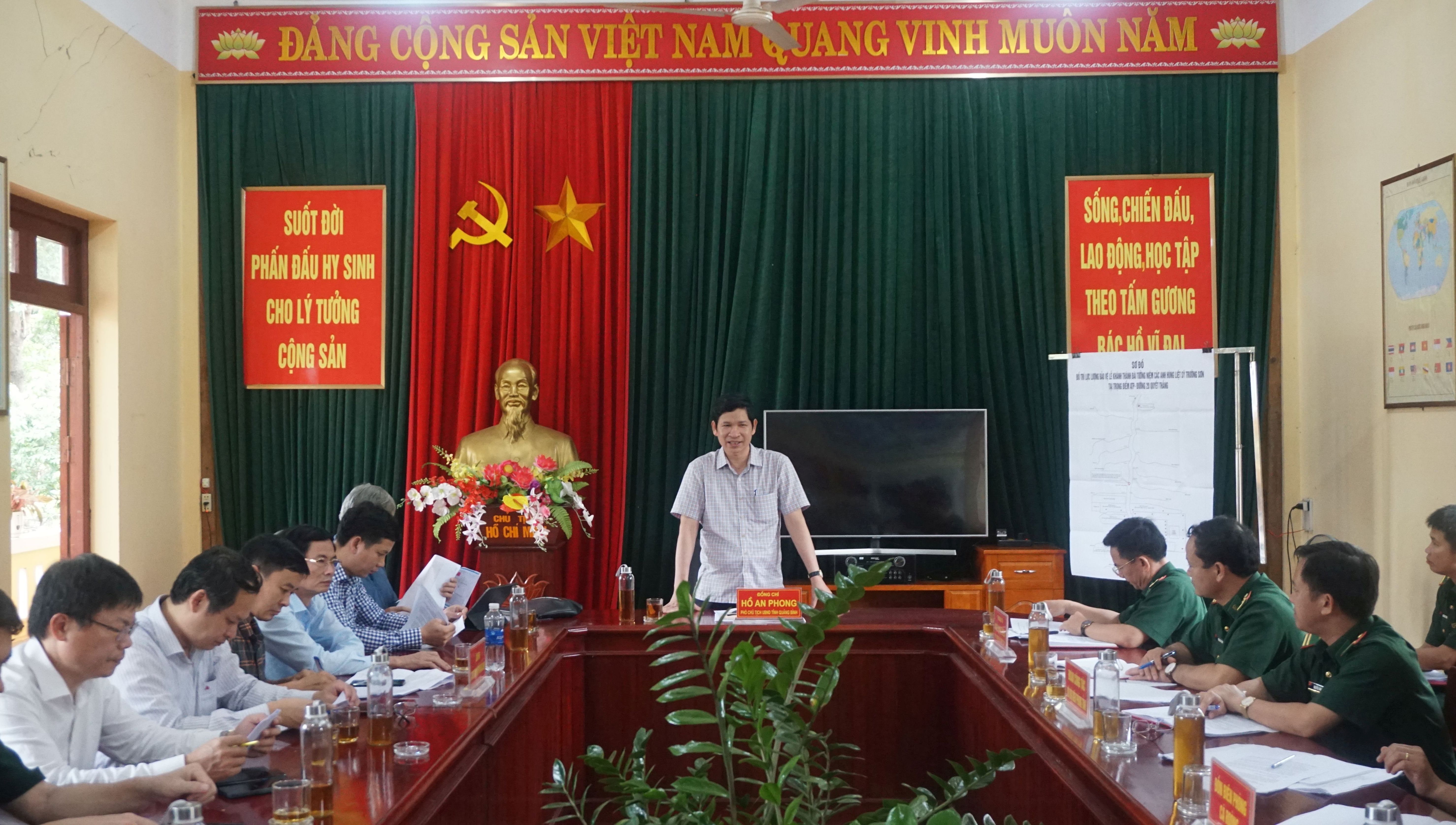 Đồng chí PCT UBND tỉnh Hồ An Phong chủ buổi làm việc với các đơn vị liên quan.