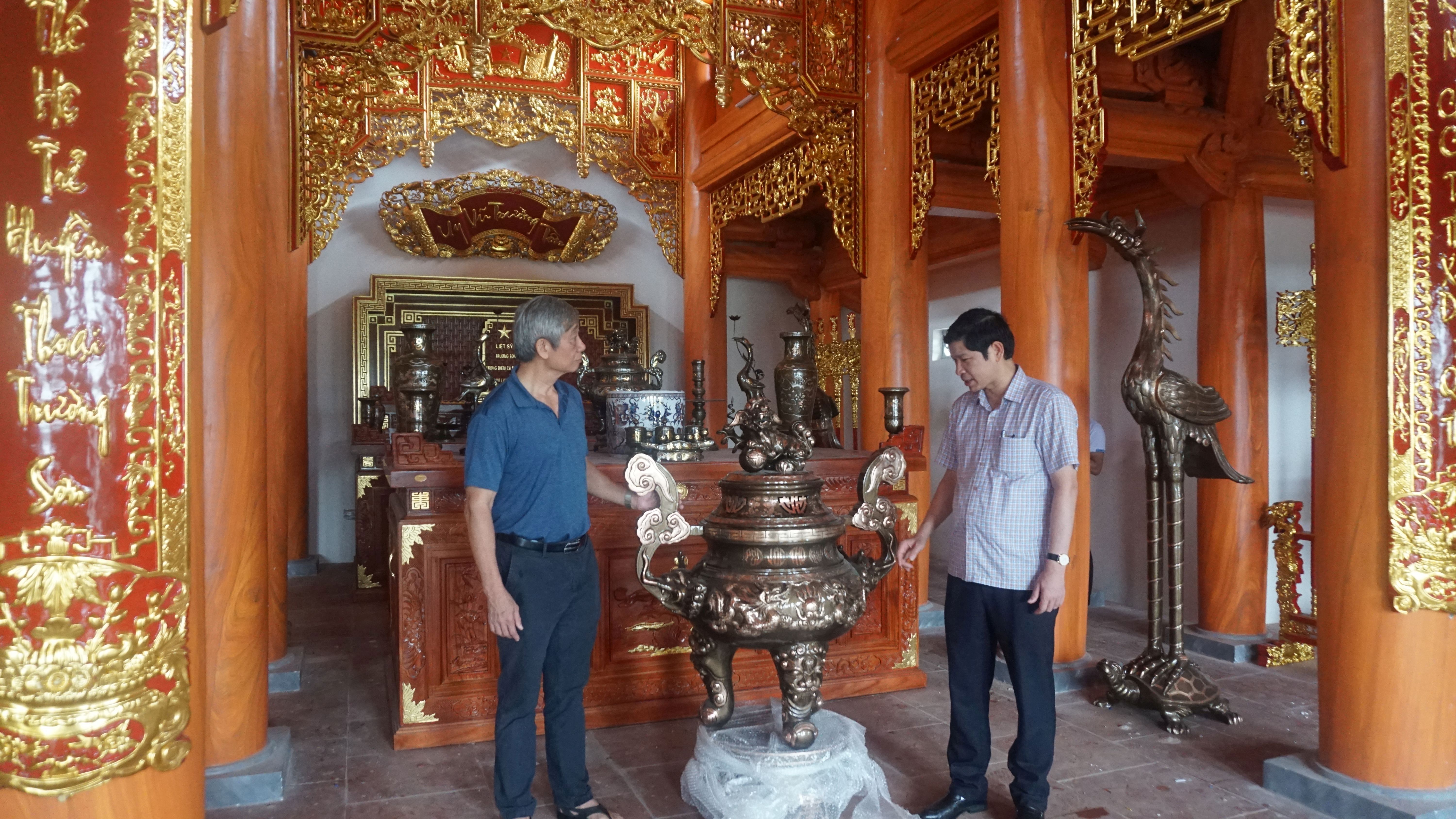 Đồng chí PCT UBND tỉnh Hồ An Phong kiểm nội thất bên trong đền thờ chính. 
