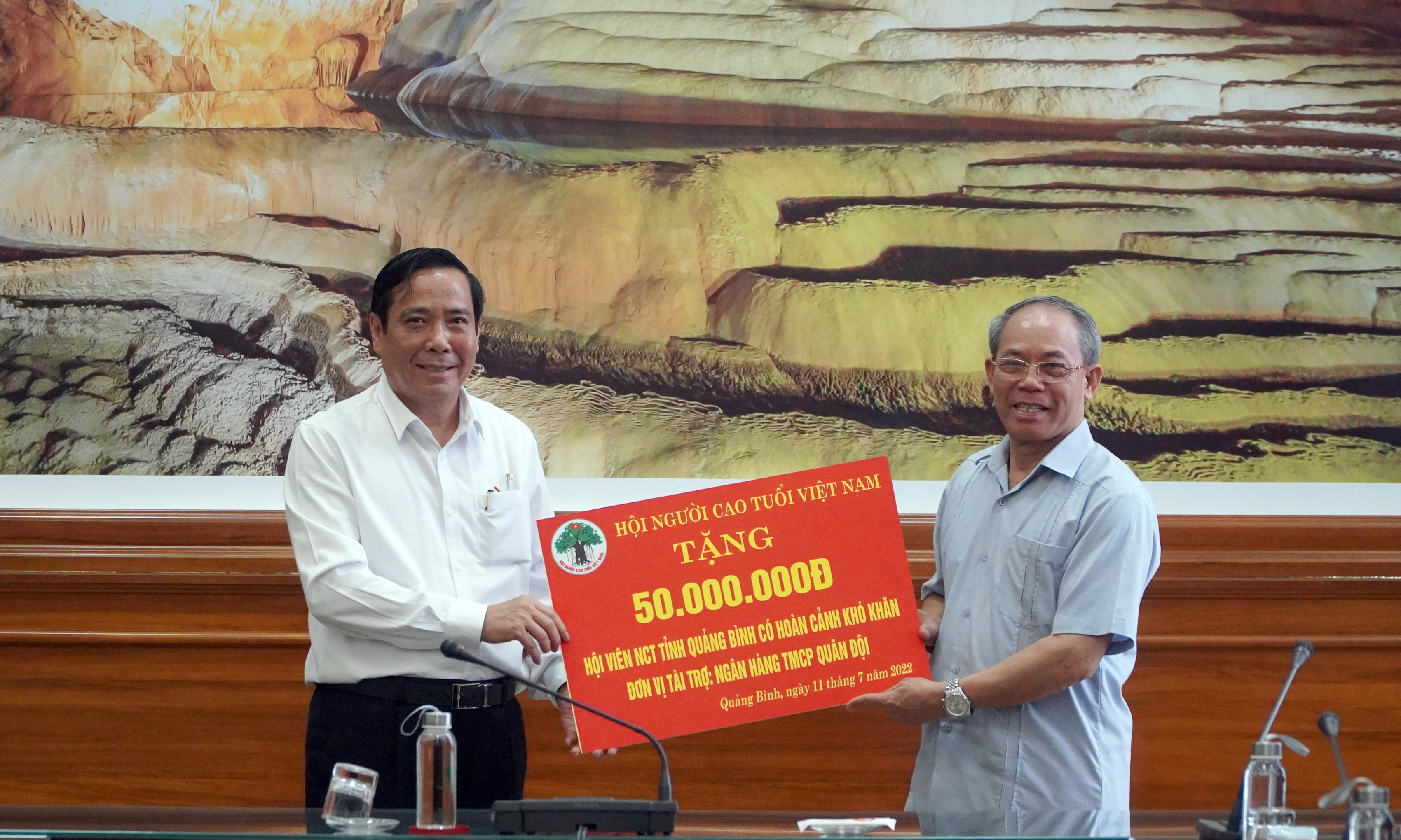 Đồng chí Chủ tịch Hội NCT Việt Nam Nguyễn Thanh Bình trao kinh phí hỗ trợ hội viên NCT có hoàn cảnh khó khăn