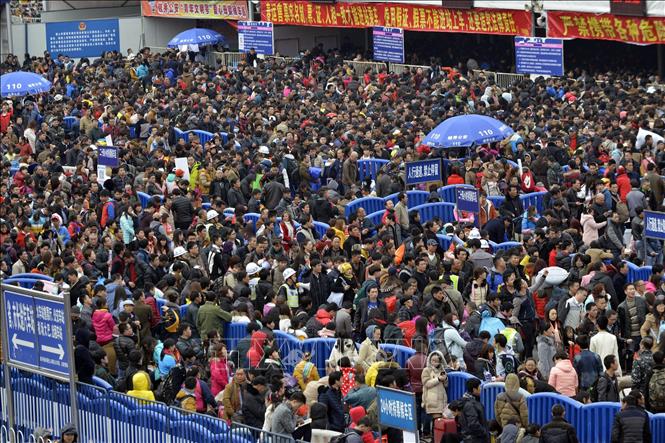 Cảnh đông đúc tại một nhà ga ở Quảng Châu, Trung Quốc. Ảnh tư liệu: AFP/TTXVN