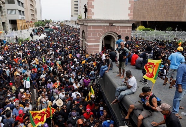 Người biểu tình xông vào bên trong dinh Tổng thống Sri Lanka. (Ảnh: Reuters).