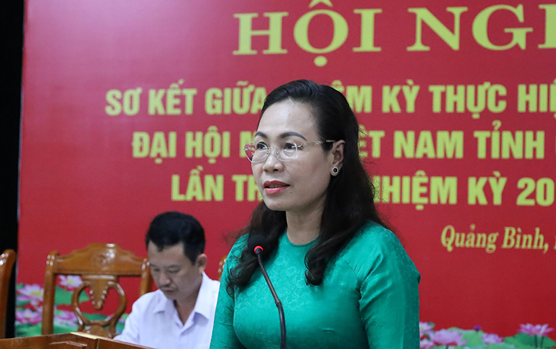 Đồng chí Chủ tịch Ủy ban MTTQVN tỉnh Phạm Thị Hân phát biểu tại hội nghị.