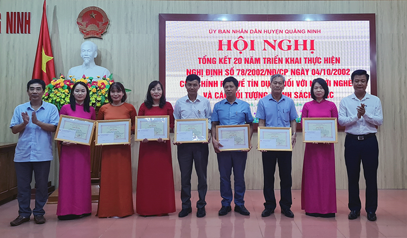 Lãnh đạo huyện Quảng Ninh và Ban đại diện HĐQT NHCSXH tỉnh trao tặng giấy khen của Tổng Giám đốc NHCSXH Việt Nam cho các tập thể và cá nhân có thành tích xuất sắc.