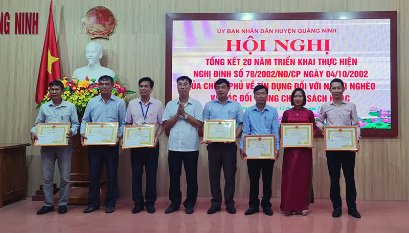 Lãnh đạo huyện Quảng Ninh và Ban đại diện HĐQT NHCSXH tỉnh trao tặng giấy khen của Tổng Giám đốc NHCSXH Việt Nam cho các tập thể và cá nhân có thành tích xuất sắc.