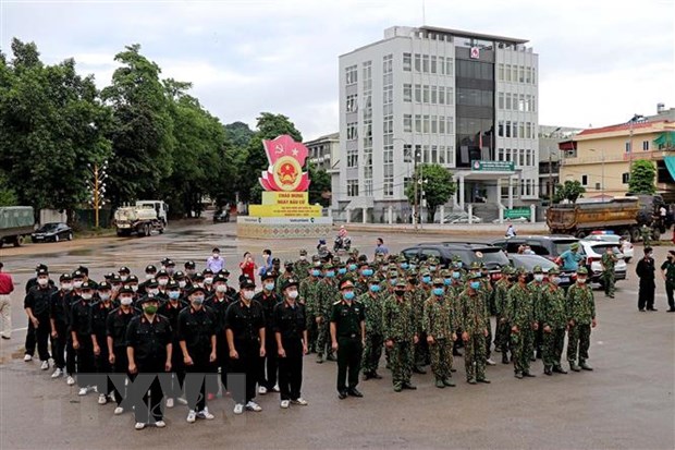Lực lượng an ninh tỉnh Hòa Bình đưa hàng hóa ủng hộ nhân dân Thành phố Hồ Chí Minh phòng, chống dịch COVID-19. (Ảnh: Thanh Hải/TTXVN)