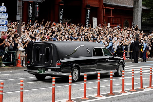 Hàng nghìn người đưa tiễn cố Thủ tướng Nhật Bản Abe Shinzo. (Nguồn: Reuters)
