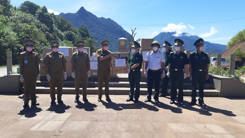Lãnh đạo Bộ Chỉ huy BĐBP tỉnh tặng vật chất, trang thiết bị phòng, chống dịch cho lực lượng BVBG nước bạn Lào.