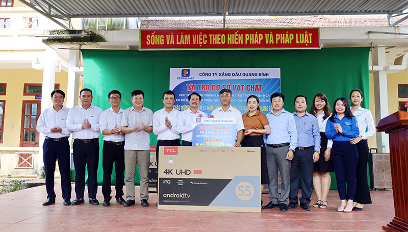 Công ty Xăng dầu Quảng Bình trao ti vi cho các trường học tại xã Thanh Hóa