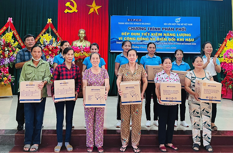 Hội LHPN huyện Quảng Ninh trao bếp đun tiết kiệm năng lượng cho hội viên phụ nữ nghèo trên địa bàn.