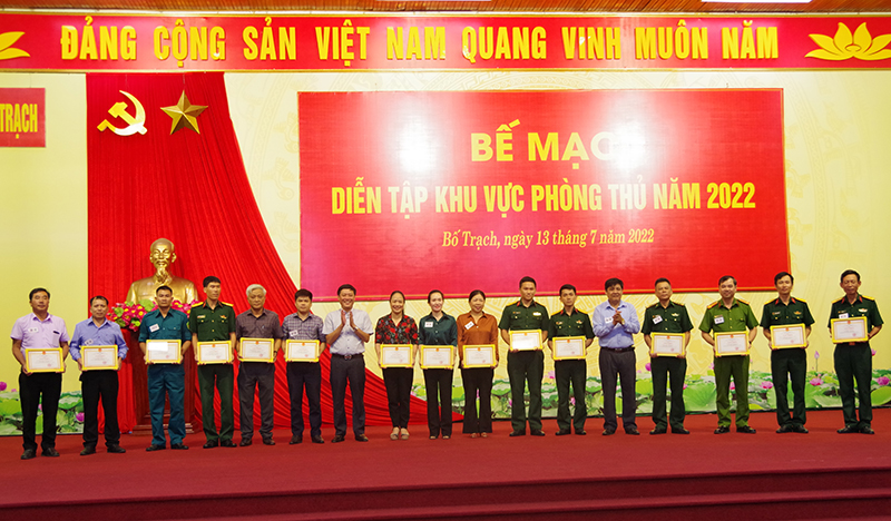 Các đồng chí lãnh đạo huyện Bố Trạch tặng giấy khen cho 15 tập thể tiêu biểu.