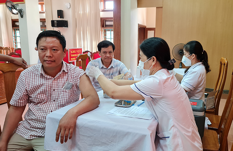 Cán bộ công chức, viên chức và người lao động huyện Quảng Ninh tham gia tiêm vắc xin phòng, chống Covid-19 mũi 3 và mũi 4.