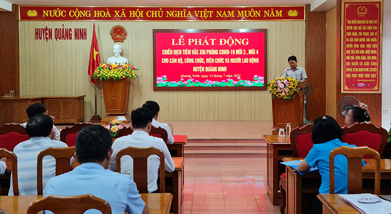 Đồng chí Chủ tịch UBND huyện Quảng Ninh phát động chiến dịch tiêm vắc-xin phòng Covid-19.