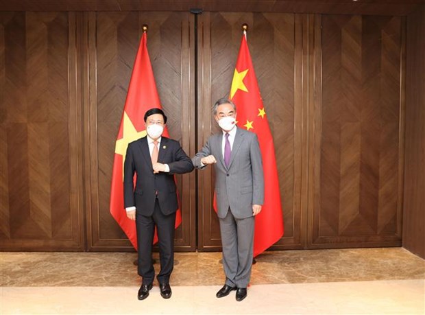 Phó Thủ tướng Thường trực Phạm Bình Minh và Ủy viên Quốc vụ, Bộ trưởng Ngoại giao Trung Quốc Vương Nghị chụp ảnh chung. (Ảnh: TTXVN phát)