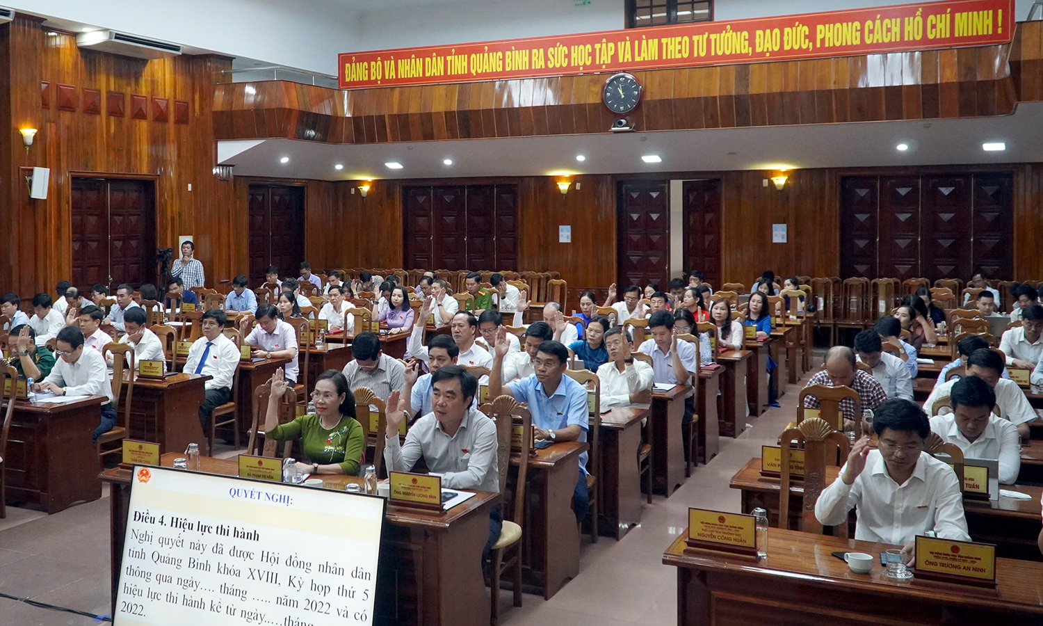  Đại biểu biểu quyết thông qua các nghị quyết tại kỳ họp thứ 5, HĐND tỉnh khóa XVIII.
