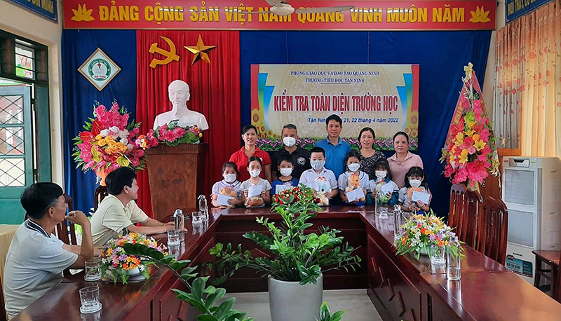Hội Chữ thập đỏ huyện Quảng Ninh phối hợp với Hội từ thiện Vinaconex trao tặng quà cho các em học sinh có hoàn cảnh khó khăn tại Trường tiểu học Tân Ninh.