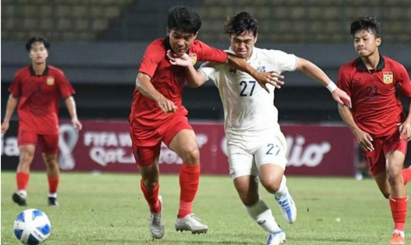 U19 Lào (trái) tạo cú sốc trước U19 Thái Lan. Ảnh: VFF