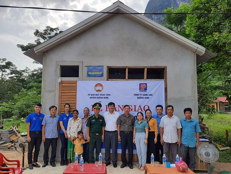 Ủy ban MTTQVN huyện Quảng Ninh bàn giao nhà  "Đại đoàn kết " cho người dân có hoàn cảnh khó khăn trên địa bàn xã Trường Sơn.