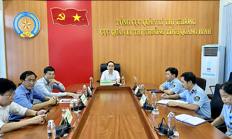 Đồng chí Phó Chủ tịch UBND tỉnh Phan Mạnh Hùng chủ trì hội nghị tại điểm cầu tỉnh Quảng Bình.