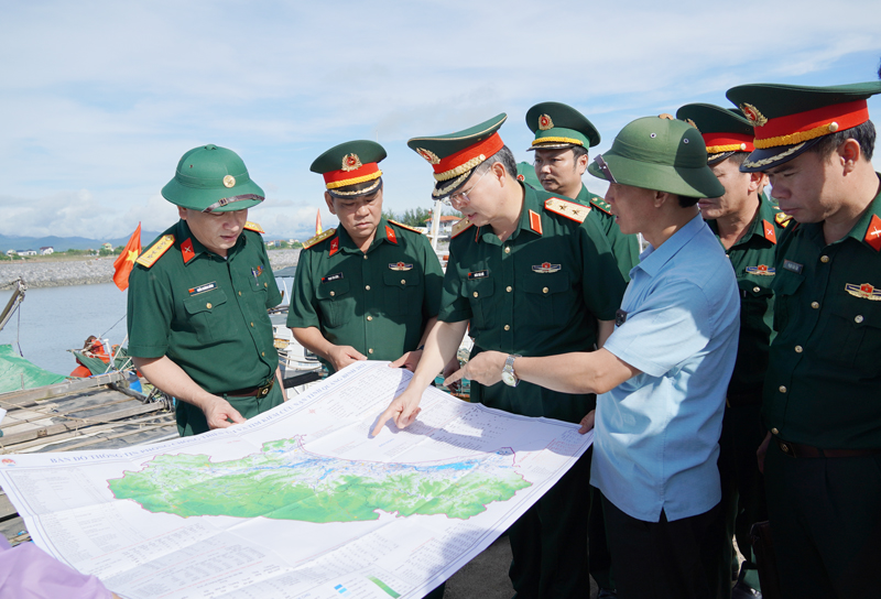 Đoàn kiểm tra của Ủy ban Quốc gia Ứng phó sự cố thiên tai và TKCN kiểm tra thực địa tình hình hoạt động của Khu neo đậu tránh trú bão cho tàu cá Cừa Phú, xã Bảo Ninh, thành phố Đồng Hới.