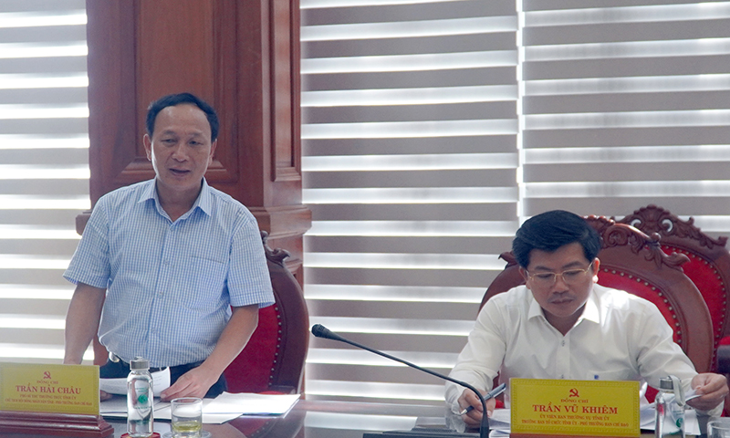 Đồng chí Trẩn Hải Châu, Phó Bí thư Thường trực Tỉnh ủy, Chủ tịch HĐND tỉnh, Phó trưởng Ban Chỉ đạo PCTN,TC tỉnh thảo luận tại phiên họp