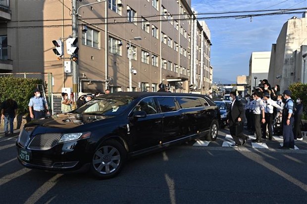 Đoàn xe chở thi hài của cố Thủ tướng Nhật Bản Abe Shinzo rời Bệnh viện Đại học Y Nara về tư gia của ông ở thủ đô Tokyo, ngày 9/7/2022. (Ảnh: AFP/TTXVN)