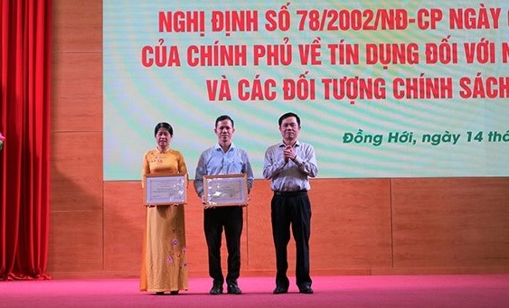 Đồng chí Hoàng Đình Thắng, Phó Bí thư Thường trực thành ủy, thay mặt lãnh đạo thành phố Đồng Hới trao giấy khen của NHCSXH cho các tập thể có thành tích xuất sắc trong việc thực hiện Nghị định 78/ 2002/NĐ-CP.