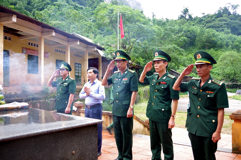Lãnh đạo Bộ Chỉ huy BĐBP tỉnh, Ban Quản lý Khu kinh tế tỉnh dâng hương tại Tượng đài chiến thắng Bãi Dinh, thuộc xã dân Hóa, huyện Minh Hóa.