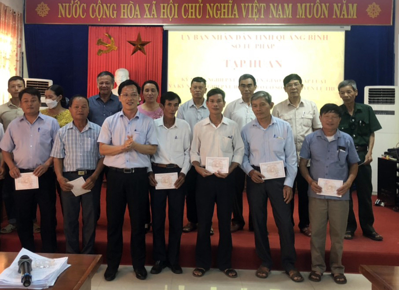 Ông Trương Quang Sáng, Phó Giám đốc Sở Tư pháp trao Giấy chứng nhận hoàn thành khóa tập huấn cho các học viên