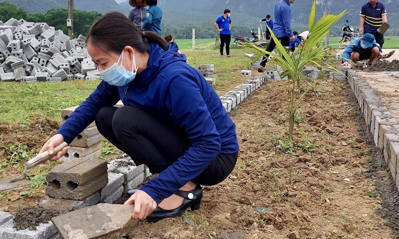 Các đoàn thể và nhân dân xã Xuân Hóa (Minh Hóa) tích cực hưởng ứng các hoạt động bảo vệ môi trường gắn với xây dựng nông thôn mới.