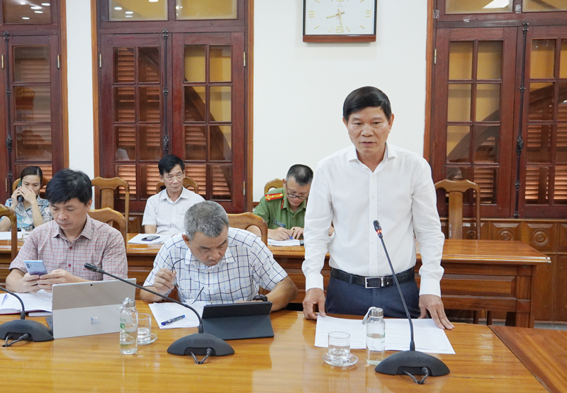 Đồng chí Giám đốc Sở Giao thông vận tải Phạm Văn Năm trao đổi về một số vướng mắc đối với Dư án thành phần 1-Đường ven biển.