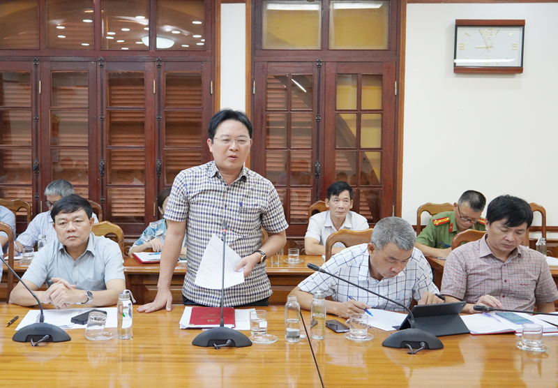 Đồng chí Chủ tịch UBND huyện Quảng Ninh Phạm Trung Đông phát biểu tại cuộc họp.