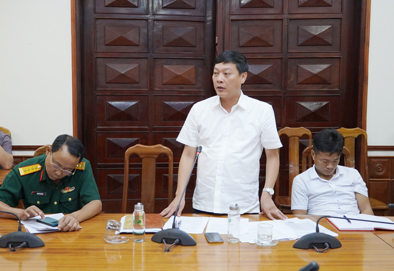 Đồng chí Chủ tịch UBND huyện Bố Trạch Nguyễn Ngọc Tuấn phát biểu tại cuộc họp.