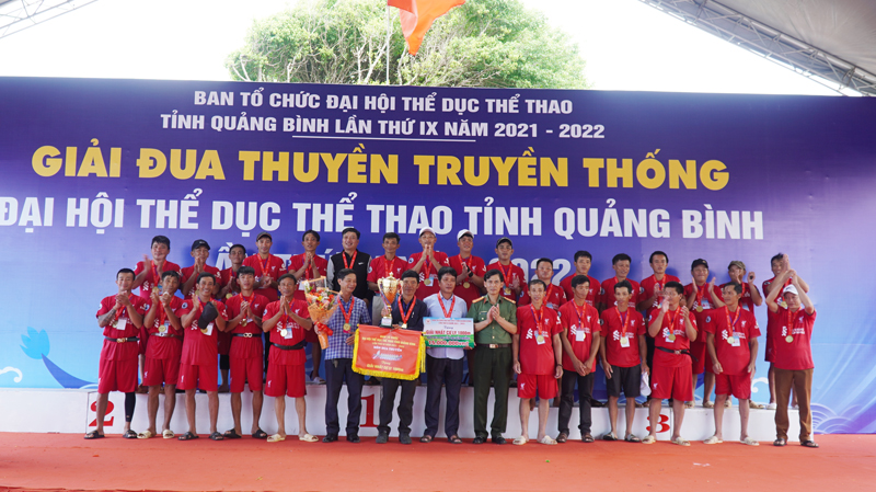 Ban tổ chức trao giải nhất cự ly 1.000m cho đội đua thị xã Ba Đồn.