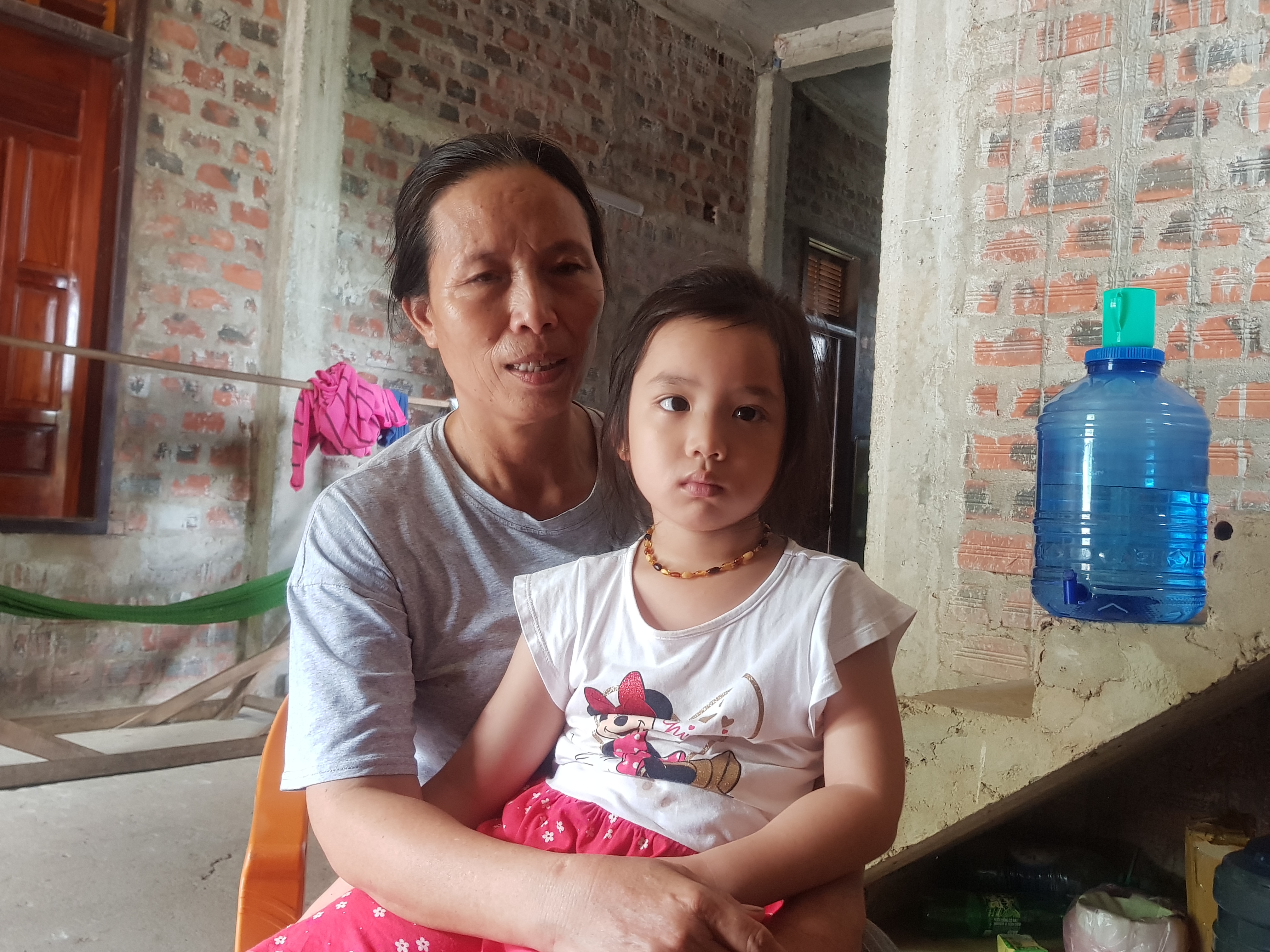 Bố mẹ vào viện chăm em, bé đầu 5 tuổi của vợ chồng chị Hướng phải gửi cho bà ngoại Nguyễn Thị Lẹ.