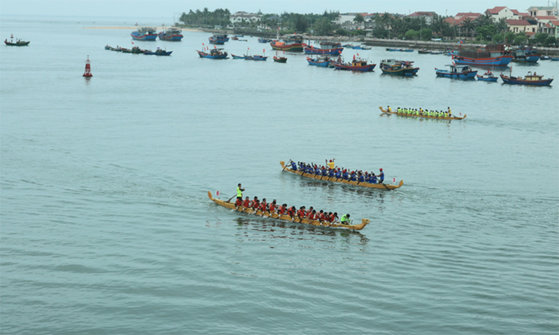 Thành phố Đồng Hới tổ chức đua thuyền trên sông Nhật Lệ năm 2022.