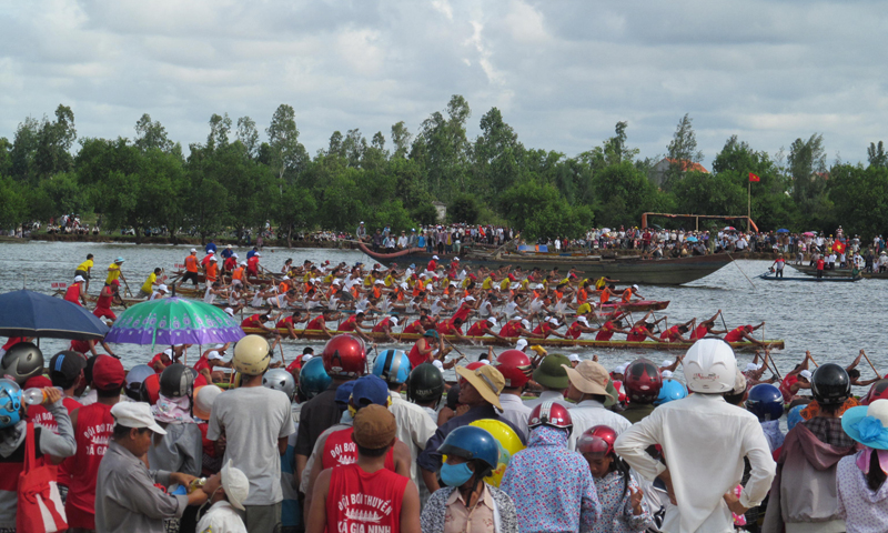 Thành phố Đồng Hới tổ chức đua thuyền trên sông Nhật Lệ năm 2022.