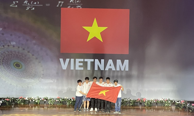 Sáu thành viên của đội tuyển Việt Nam tại Olympic Toán học quốc tế 2022. Ảnh: Bộ GD&ĐT