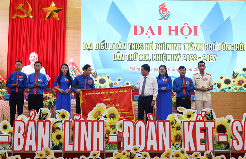 Đồng chí Bí thư Thành ủy Trần Phong trao tặng đại hội bức trướng với sự tin tưởng, kỳ vọng vào sự phát triển của thế hệ trẻ thành phố.