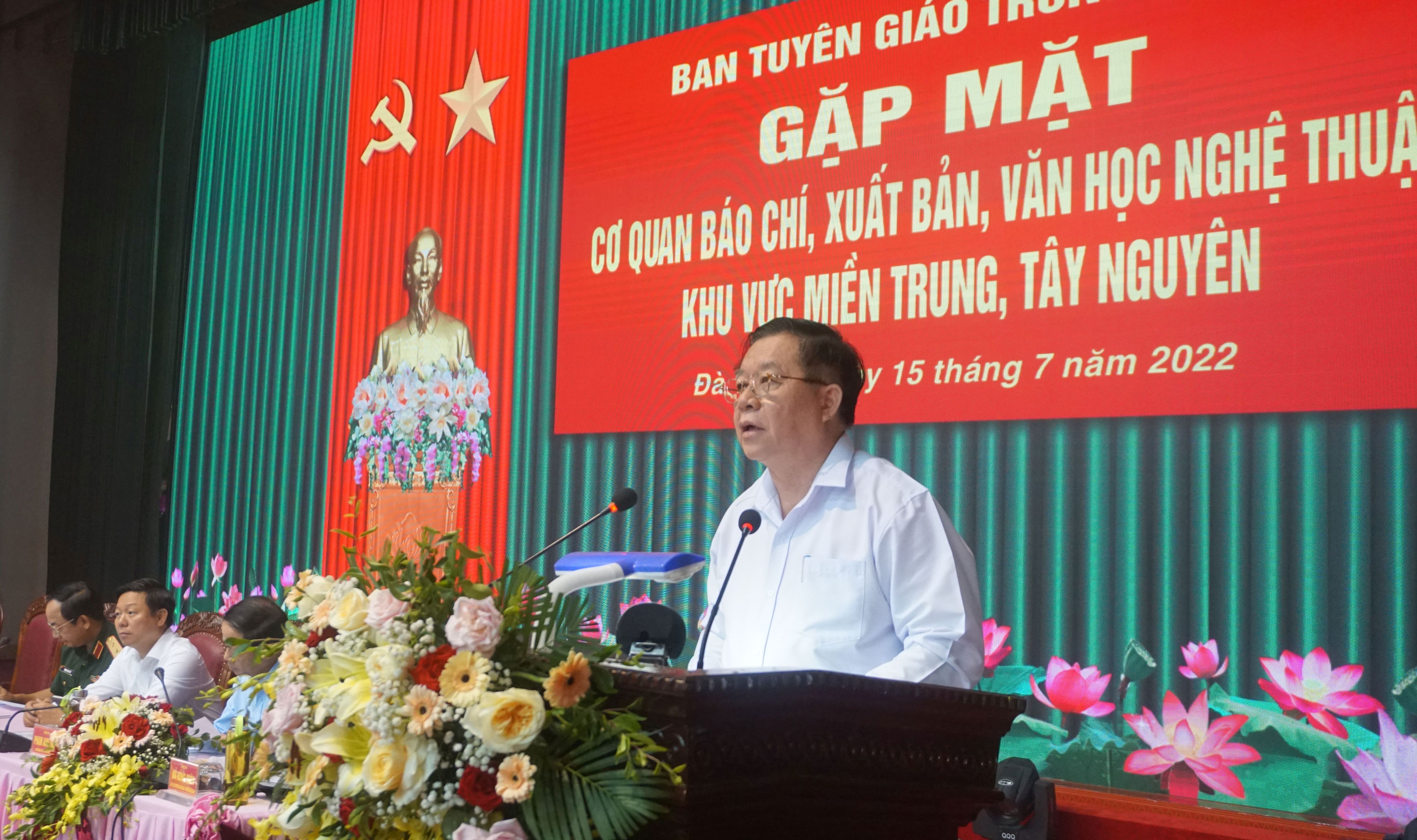 Đồng chí Nguyễn Trọng Nghĩa, Bí thư Trung ương Đảng, Trưởng ban Tuyên giáo Trung ương phát biểu tại buổi gặp mặt.