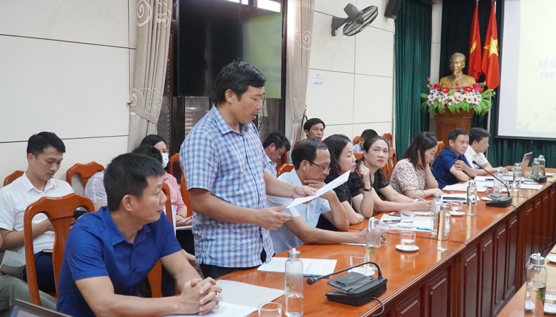 Đại diện huyện Minh Hóa trao đổi về những khó khăn về hoạt động TT-TT tại vùng miền núi, rẻo cao.