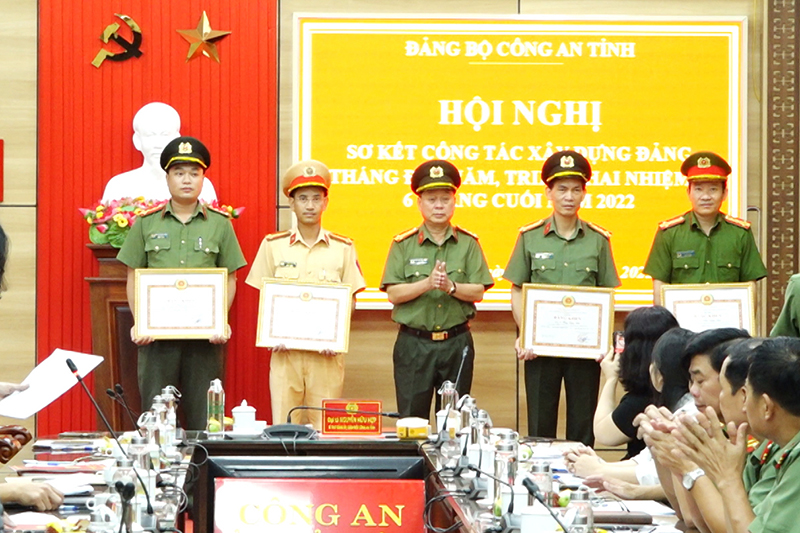 Đồng chí đại tá Nguyễn Hữu Hợp, Bí thư Đảng ủy, Giám đốc Công an tỉnh trao tặng bằng khen của Đảng bộ tỉnh cho các tập thể, cá nhân đạt tiêu chuẩn hoàn thành xuất sắc nhiệm vụ giai đoạn 2017-2021.