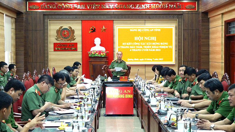 Đồng chí đại tá Nguyễn Hữu Hợp, Bí thư Đảng ủy, Giám đốc Công an tỉnh phát biểu chỉ đạo tại hội nghị