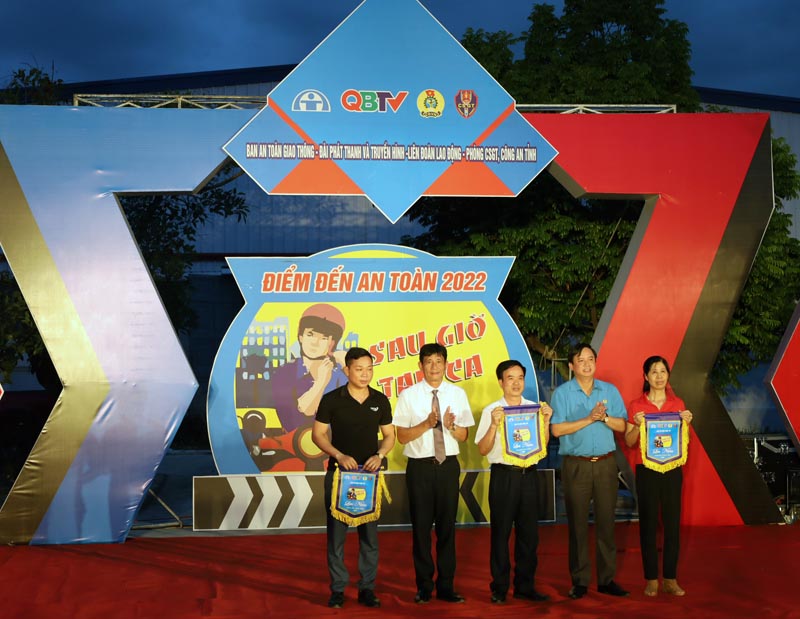 Ban tổ chức cuộc thi tặng cờ lưu niệm cho các đội thi.