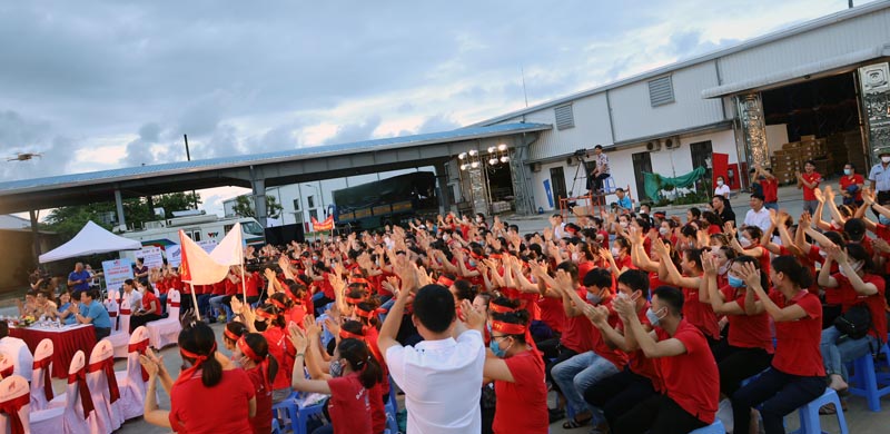 Đông đảo công nhân của Xí nghiệp may Hà Quảng dự và cổ vũ cho các đội thi. 