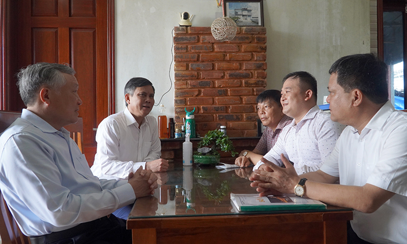 Đồng chí Nguyễn Hòa Bình và đồng chí Trần Thắng trò chuyện cùng gia đình Mẹ Suốt