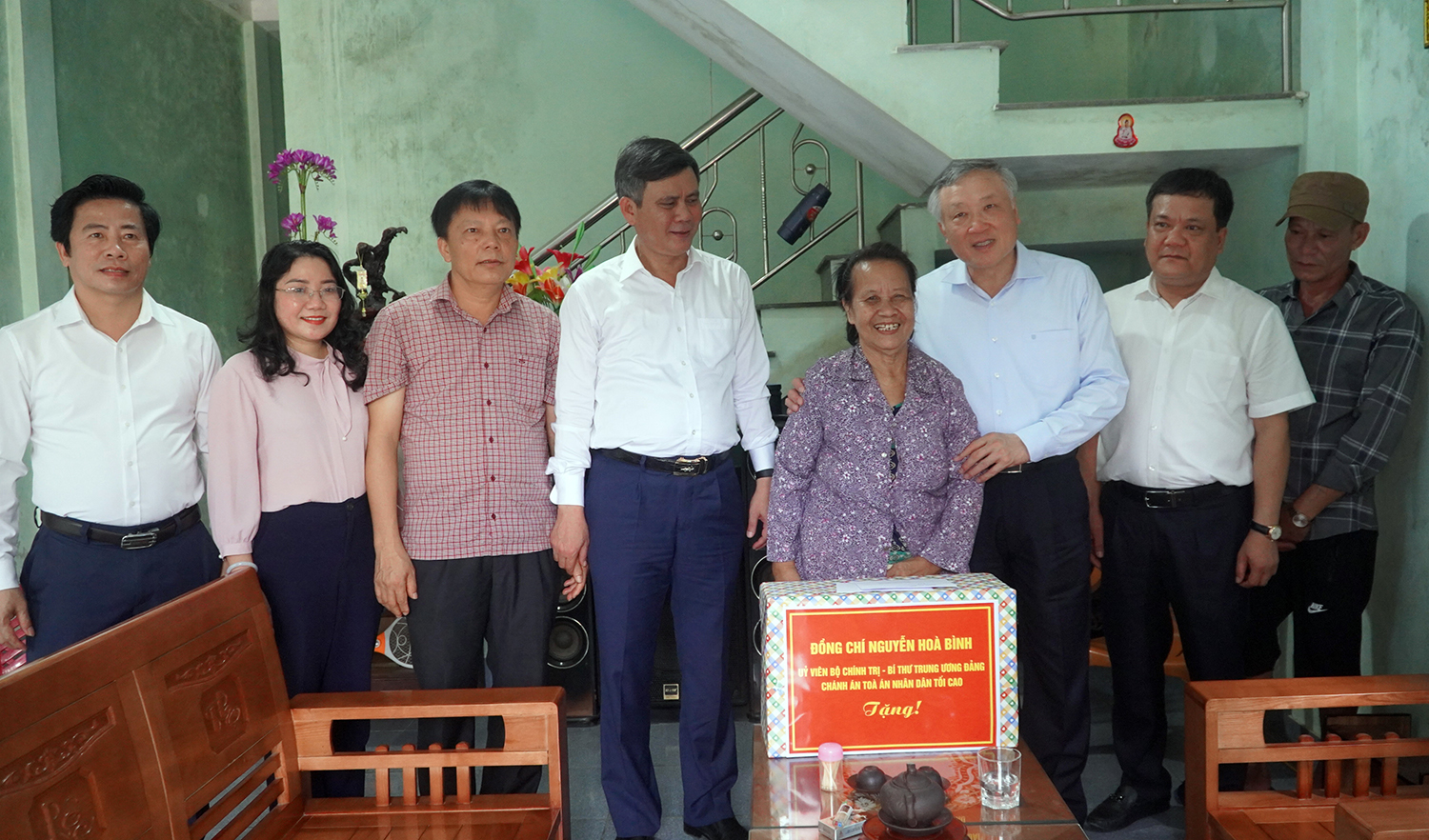 Đồng chí Nguyễn Hòa Bình và các thành viên đoàn chụp ảnh lưu niệm cùng gia đình thường binh Trần Thị Huyền
