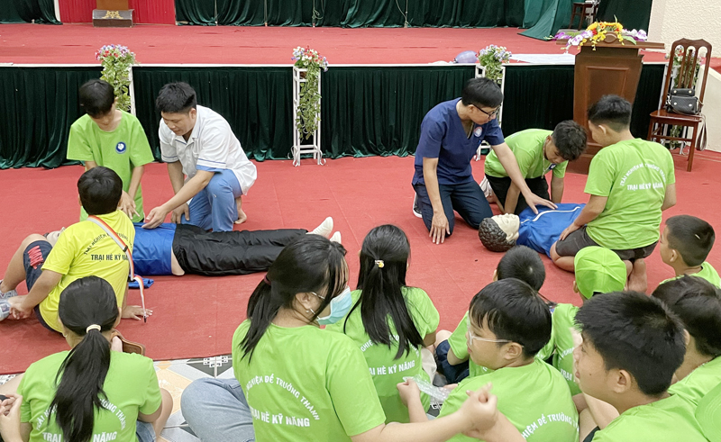 Các bác sĩ, điều dưỡng Trung tâm Cấp cứu 115 Quảng Bình hướng dẫn sơ cứu đuối nước cho thanh thiếu nhi Đồng Hới.