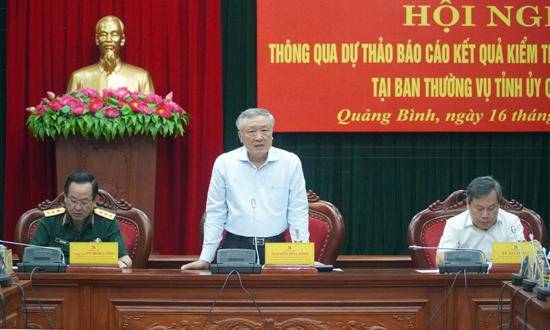 Đồng chí Nguyễn Hoà Bình phát biểu kết luận hội nghị.