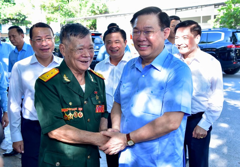 Chủ tịch Quốc hội Vương Đình Huệ thăm Anh hùng lực lượng vũ trang Đoàn Minh Nguyệt. (Ảnh: Đăng Anh)